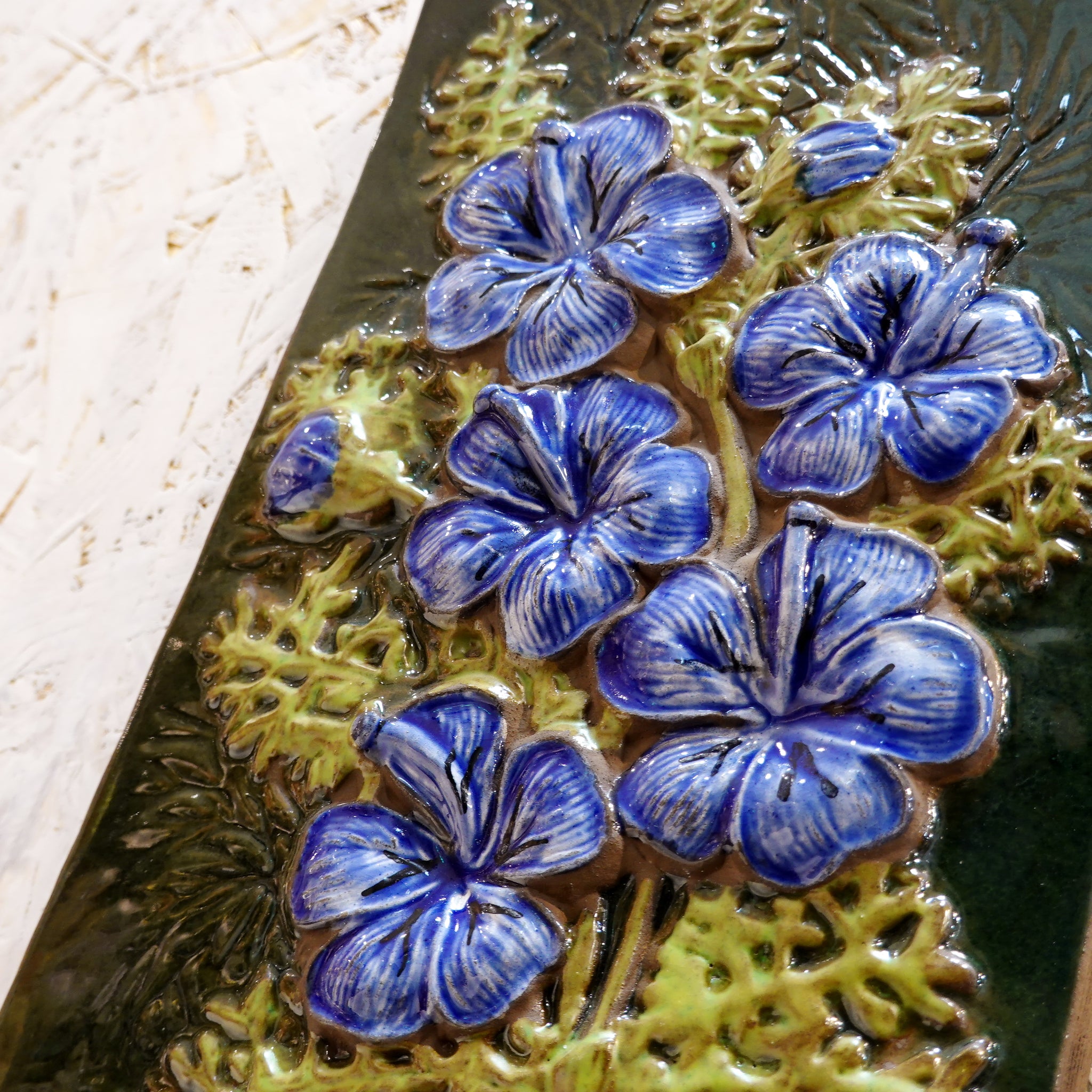 ジィー　アイモ・ニェットボリ ホワイトの花の陶板 22cm 1970年代 アイモ・ニェットボリ ホワイトの花の陶板 22cm 1970年代