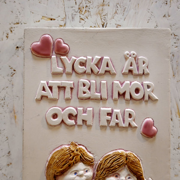 陶板 幸せな三人  ジィ ガントフタ スウェーデン Jie Gantofta  Sweden 夫婦 結婚 ベビー カー 赤ちゃん 陶器 アート ON01