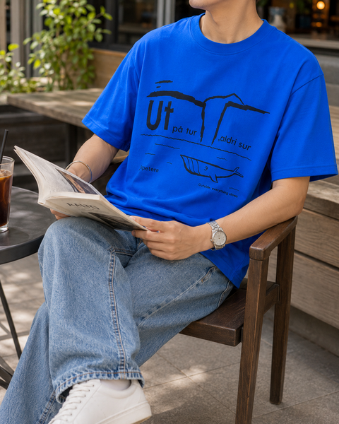 UT クジラ アペテラ オリジナルデザイン Tシャツ ロイヤル ブルー Ut pa tur, aldri sur