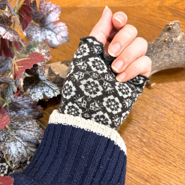 リストウォーマー  ウール 黒 black  スウェーデン エドゥルスドッター Florina brown black Edursdotter wool sweden wrist warmers