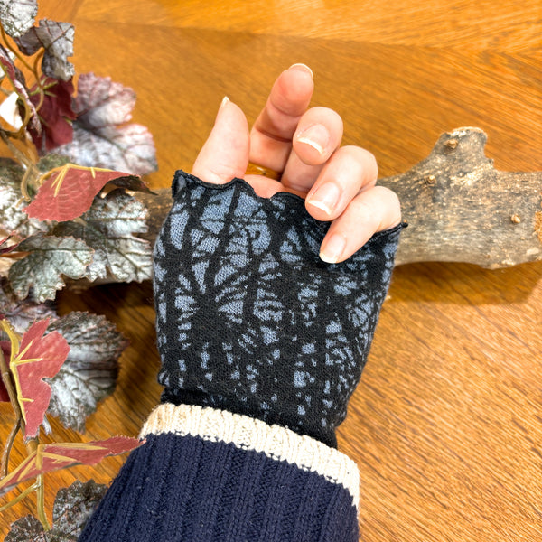 リストウォーマー  ウール 黒・青 black/blue  スウェーデン エドゥルスドッター Cherry Blue2  Edursdotter wool sweden wrist warmers
