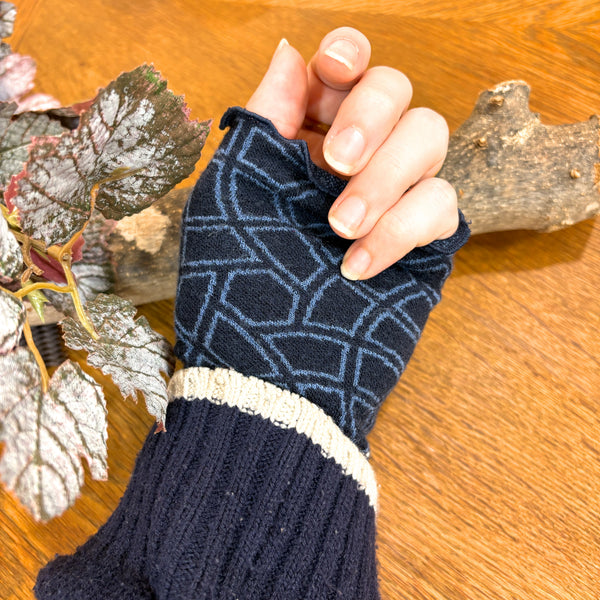 リストウォーマー  ウール 青 blue  スウェーデン エドゥルスドッター Swirl admiral  Edursdotter wool sweden wrist warmers