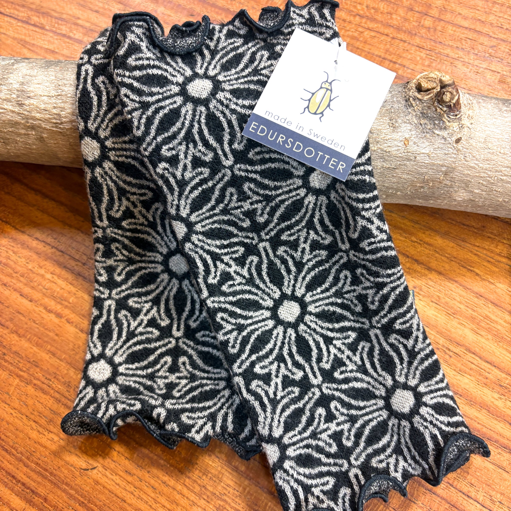 リストウォーマー  ウール 黒 black スウェーデン エドゥルスドッター Flower black beige Edursdotter wool sweden wrist warmers