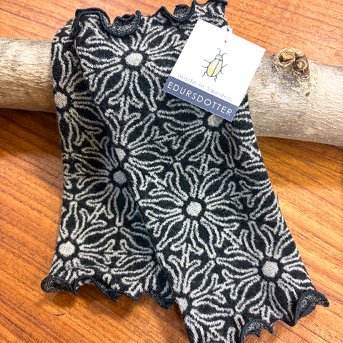 リストウォーマー  ウール 黒 black スウェーデン エドゥルスドッター Flower black beige Edursdotter wool sweden wrist warmers
