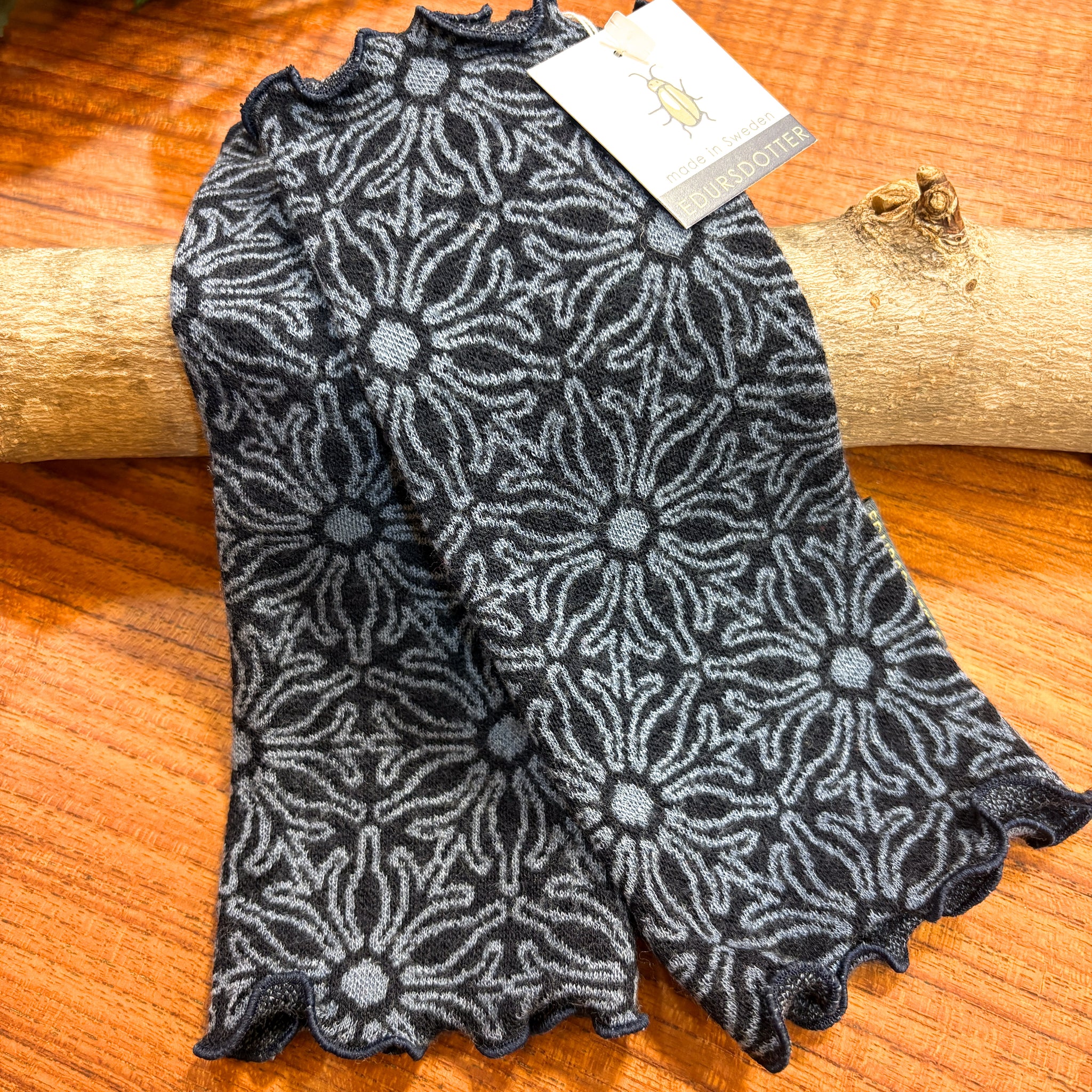 リストウォーマー  ウール 黒 black スウェーデン エドゥルスドッター flower admiral Edursdotter wool sweden wrist warmers