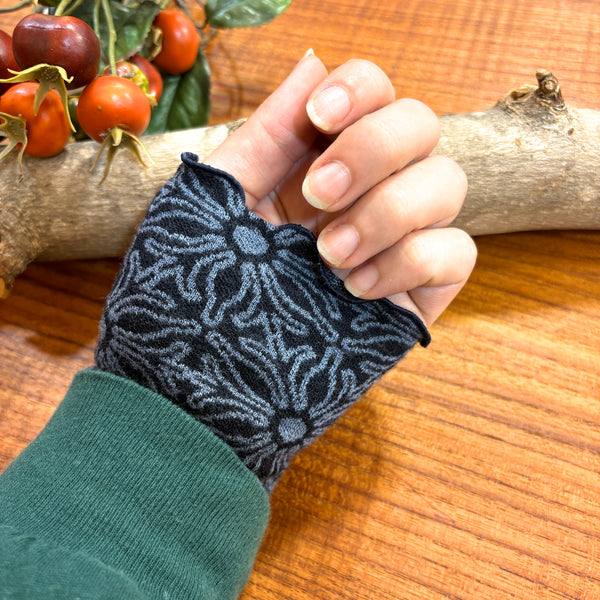 リストウォーマー  ウール 黒 black スウェーデン エドゥルスドッター flower admiral Edursdotter wool sweden wrist warmers