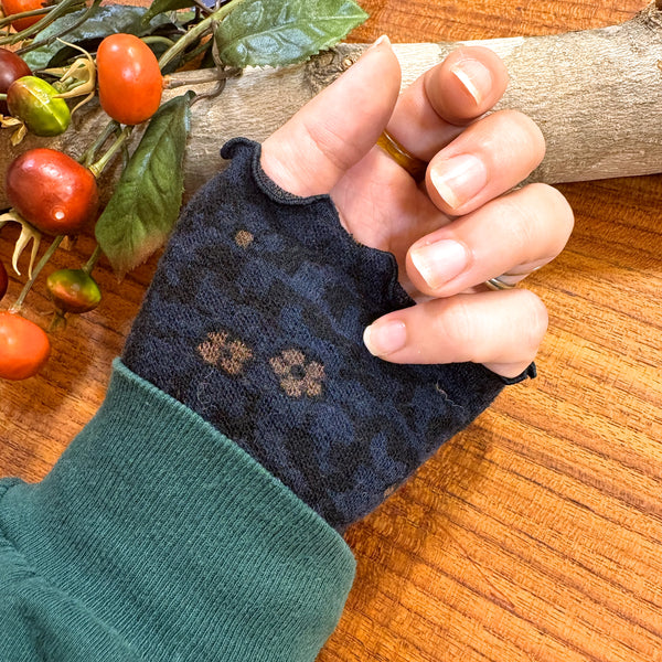 リストウォーマー  ウール 黒・青 black and blue スウェーデン エドゥルスドッター odetta black-blue Edursdotter wool sweden wrist warmers